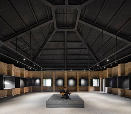 Wall-Less Gallery