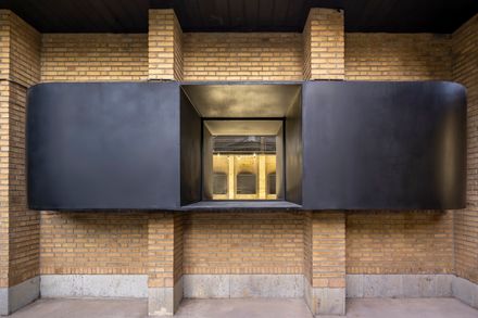 Wall-Less Gallery