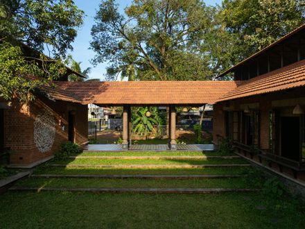 Śhālā Twam Community Hub