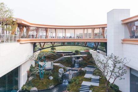 Timber Structure Pedestrian Bridge Of Yitaiyipin Garden