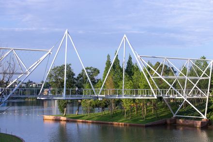 Edenland Pedestrian Bridge In Luxelakes