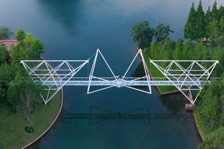 Edenland Pedestrian Bridge In Luxelakes