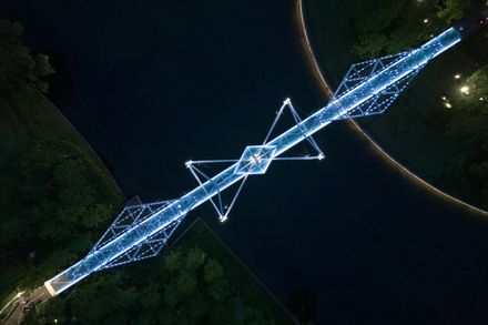 Edenland Pedestrian Bridge In Luxelakes