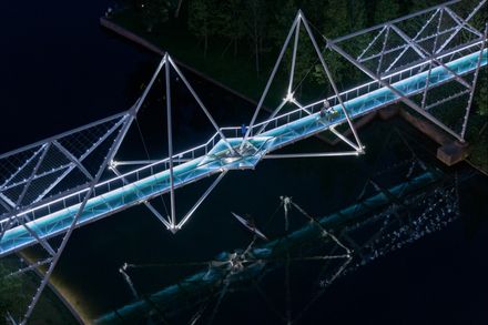 Edenland Pedestrian Bridge In Luxelakes
