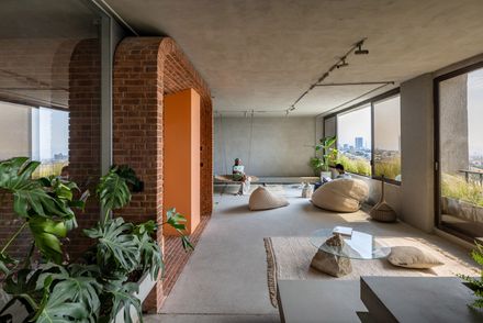 Middle Envelope Apartment