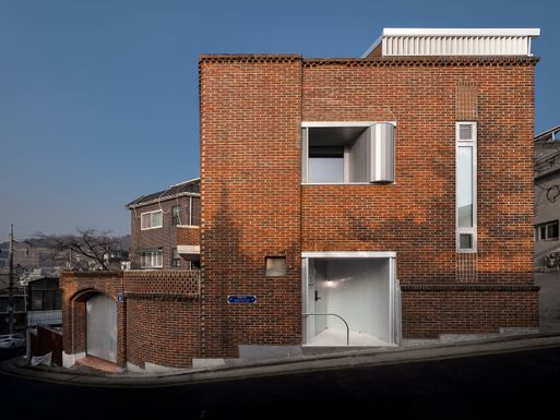 Reinterpreting A 50-year-old Building In Myeongnyun-dong