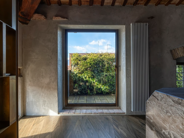 Aria29 Luxury Loft Horizontally Pivoted Window