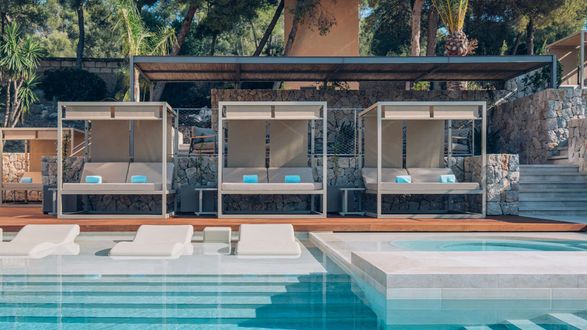 Gandia Blasco Elevated Daybed