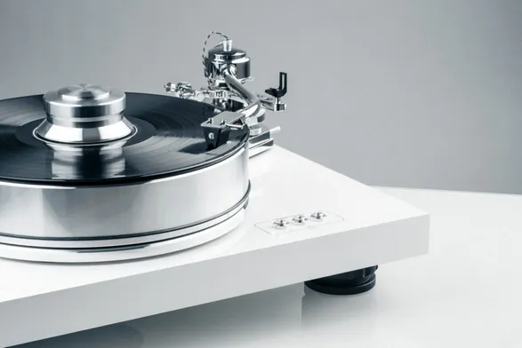 Pro-Ject Signature 10 Vinyl Player