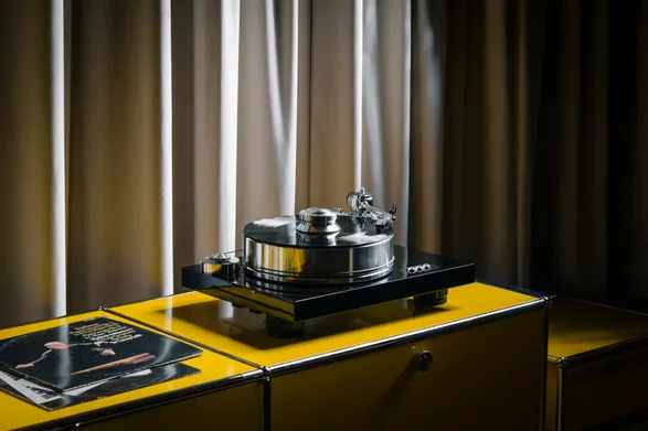 Pro-Ject Signature 10 Vinyl Player