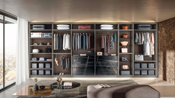 Lago Outfit Walk-In-Closet