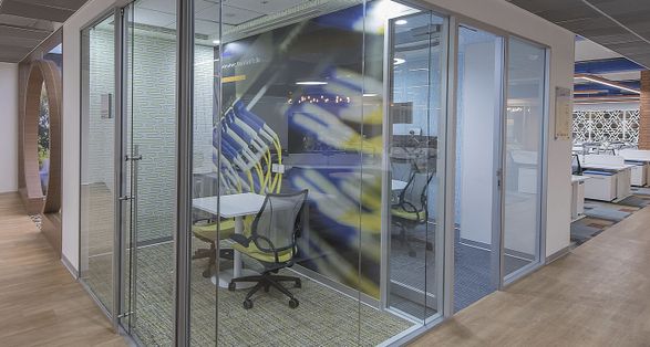 Apton Quartz Single Central Glazed Frameless Glass Partitioning
