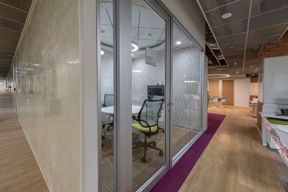 Apton Quartz Single Central Glazed Frameless Glass Partitioning