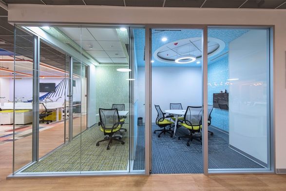 Apton Quartz Single Central Glazed Frameless Glass Partitioning
