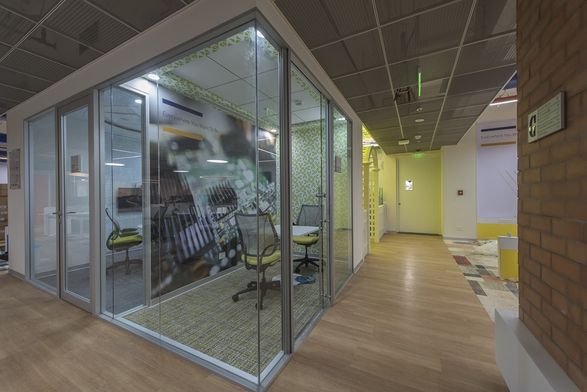 Apton Quartz Single Central Glazed Frameless Glass Partitioning