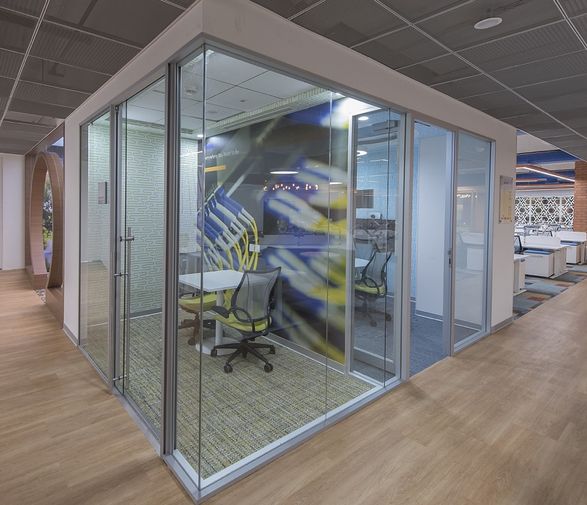 Apton Quartz Single Central Glazed Frameless Glass Partitioning