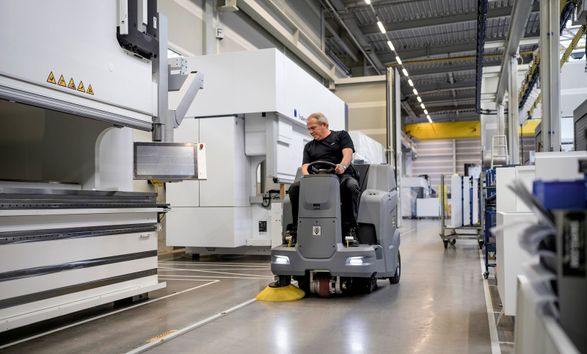 Kärcher Vacuum Sweeper Km 100/120 R Bp Pack Li+fc