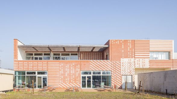 (S)pace Pariselle Educational Building