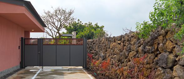 Stone Wall Stay House