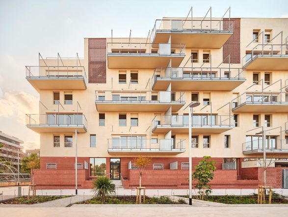 50 Social Housing Units – De Peus A Terra I El Cap Pels Núvols