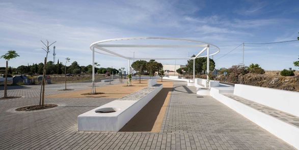 About The Fences - Clara Campoamor Square In San Silvestre De Guzmán