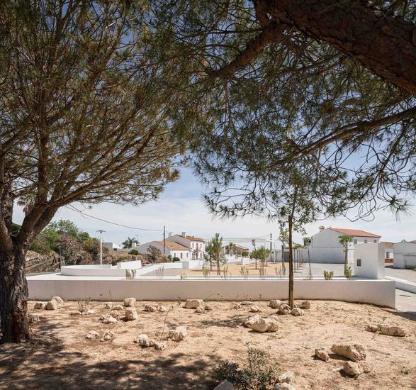 About The Fences - Clara Campoamor Square In San Silvestre De Guzmán