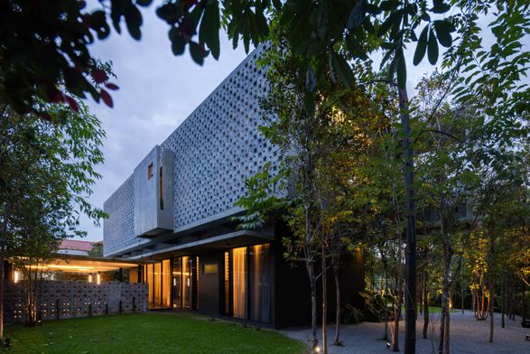 Tropical Shift House