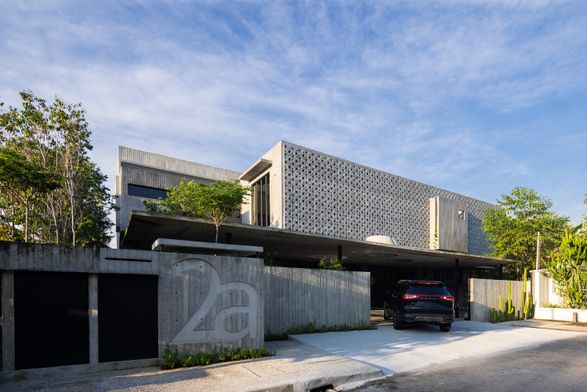 Tropical Shift House