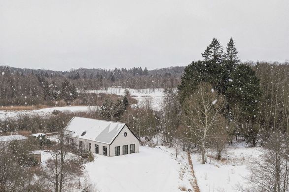 Lakeshore Barn House