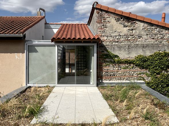 L33 Narrow House
