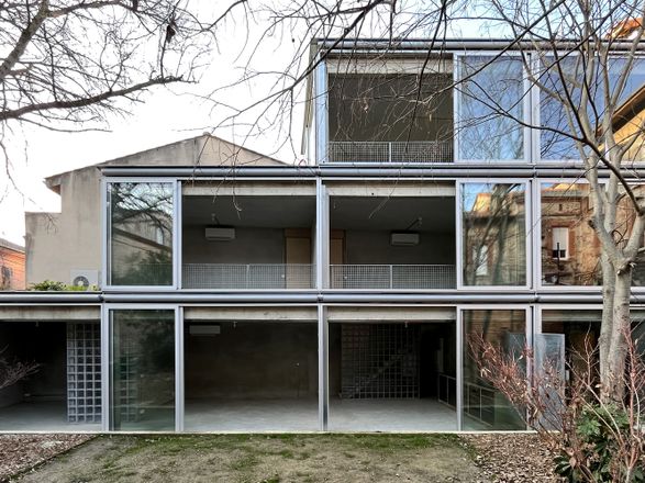 L33 Narrow House