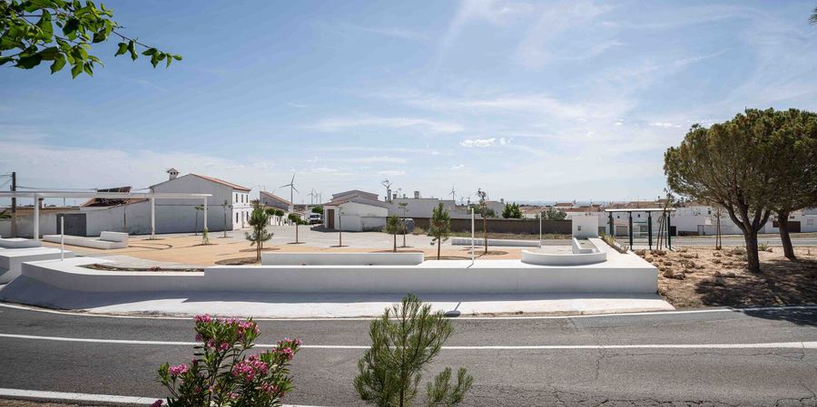 About The Fences - Clara Campoamor Square In San Silvestre De Guzmán