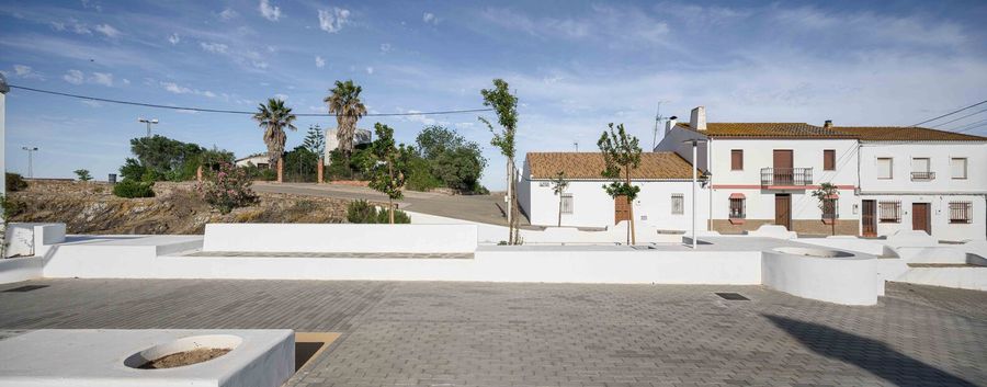 About The Fences - Clara Campoamor Square In San Silvestre De Guzmán
