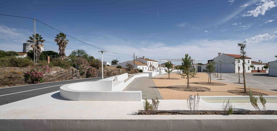 About The Fences - Clara Campoamor Square In San Silvestre De Guzmán