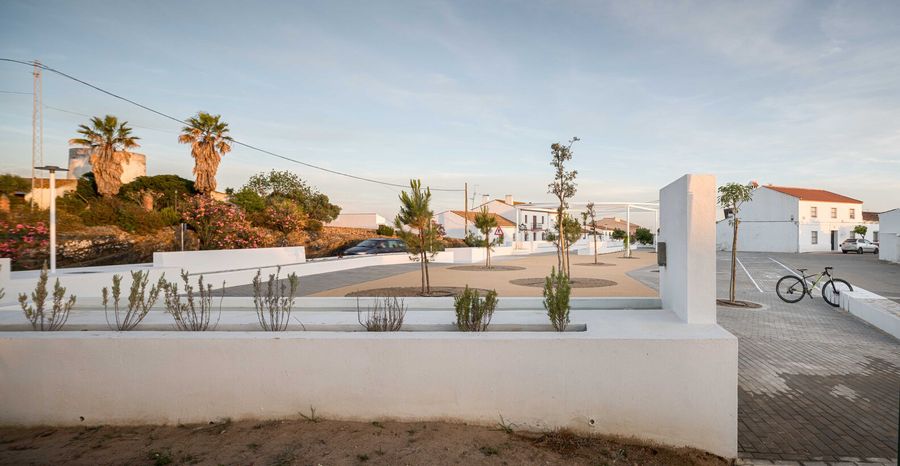 About The Fences - Clara Campoamor Square In San Silvestre De Guzmán